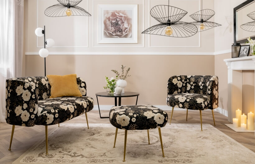 Jasny salon z meblami z motywem kwiatów