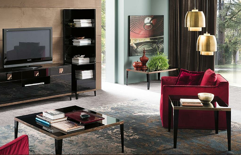 Salon z roślinami i fotelami w kolorze magenta